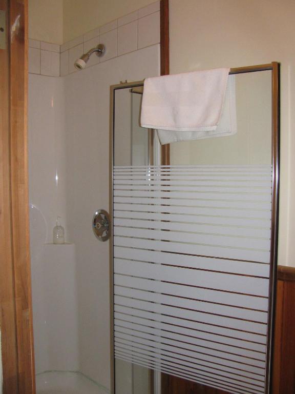 Sasquatch Crossing Eco Lodge B&B Harrison Mills Room photo