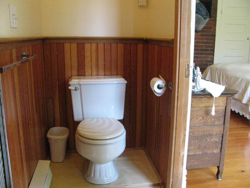 Sasquatch Crossing Eco Lodge B&B Harrison Mills Room photo