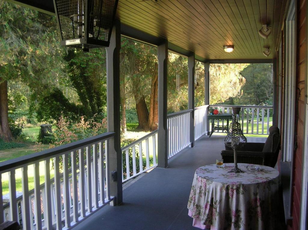 Sasquatch Crossing Eco Lodge B&B Harrison Mills Exterior photo